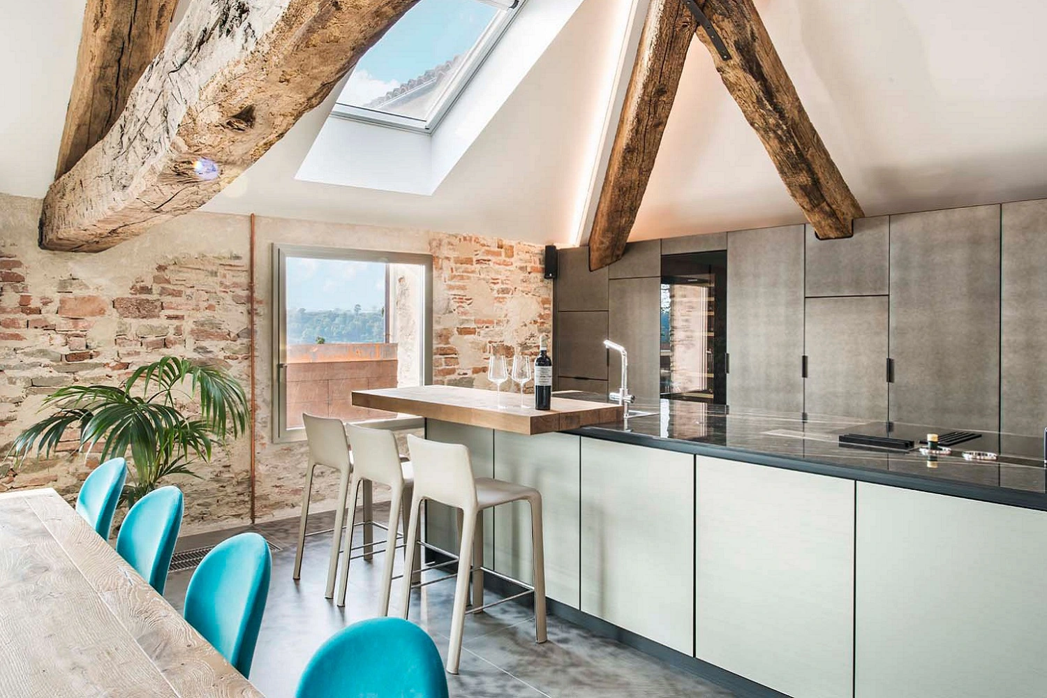 Nowoczesna kuchnia na poddaszu w stylu loftowym i rustykalnym